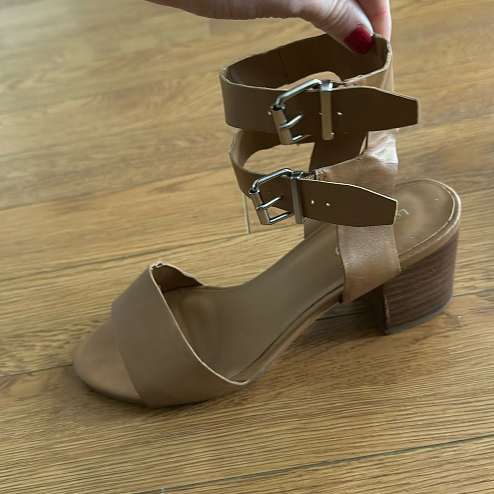 Women’s heels 2 inches. Super cute!